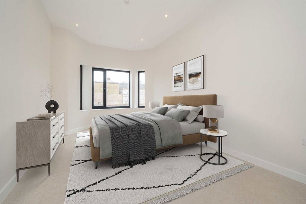 Additional image 4 of 4 bed property for saleBedfont Lane, Feltham TW14