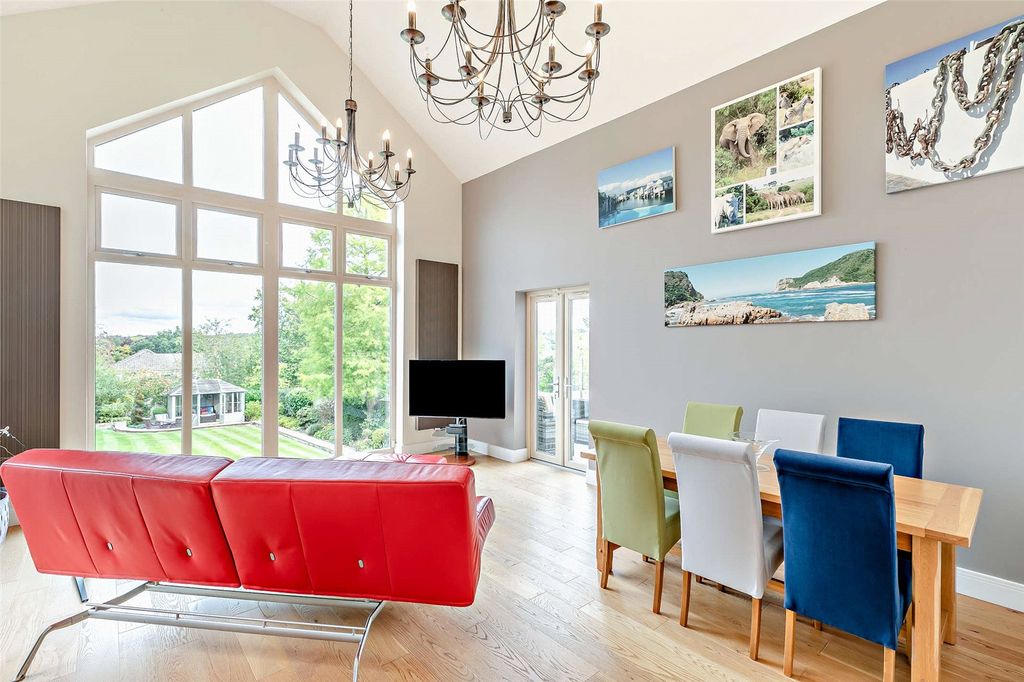 Property photo 2 of 21 Sitting Area