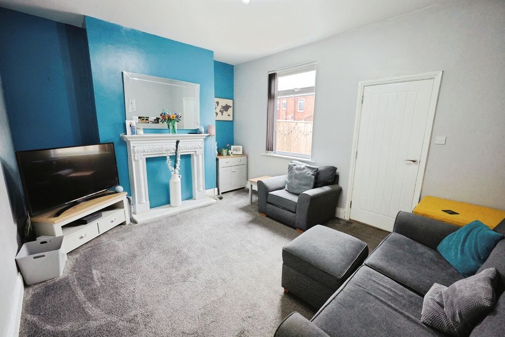 Property photo 3 of 10 Pbox-Living_Room-343350.Jpg