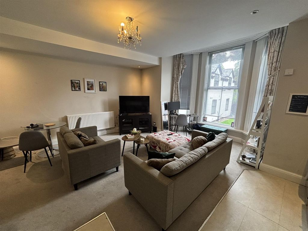 Property photo 3 of 14 Lounge