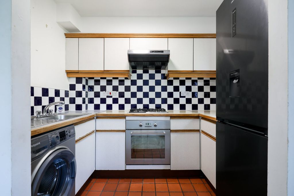 Property photo 2 of 9 Kitchen