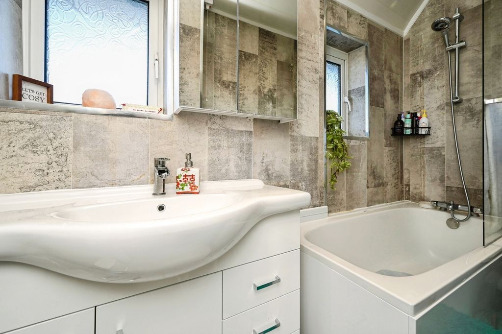 Property photo 3 of 23 Bathroom