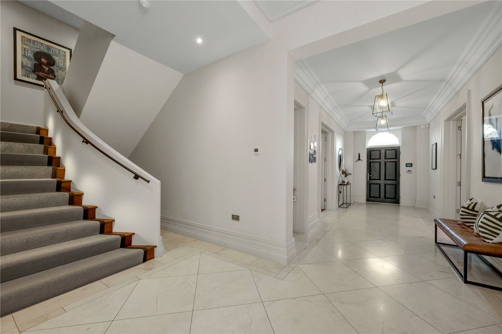Property photo 3 of 34 Hallway/Staircase