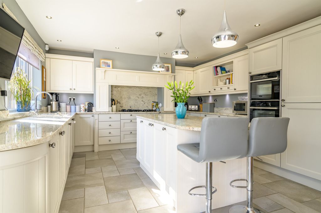 Property photo 2 of 32