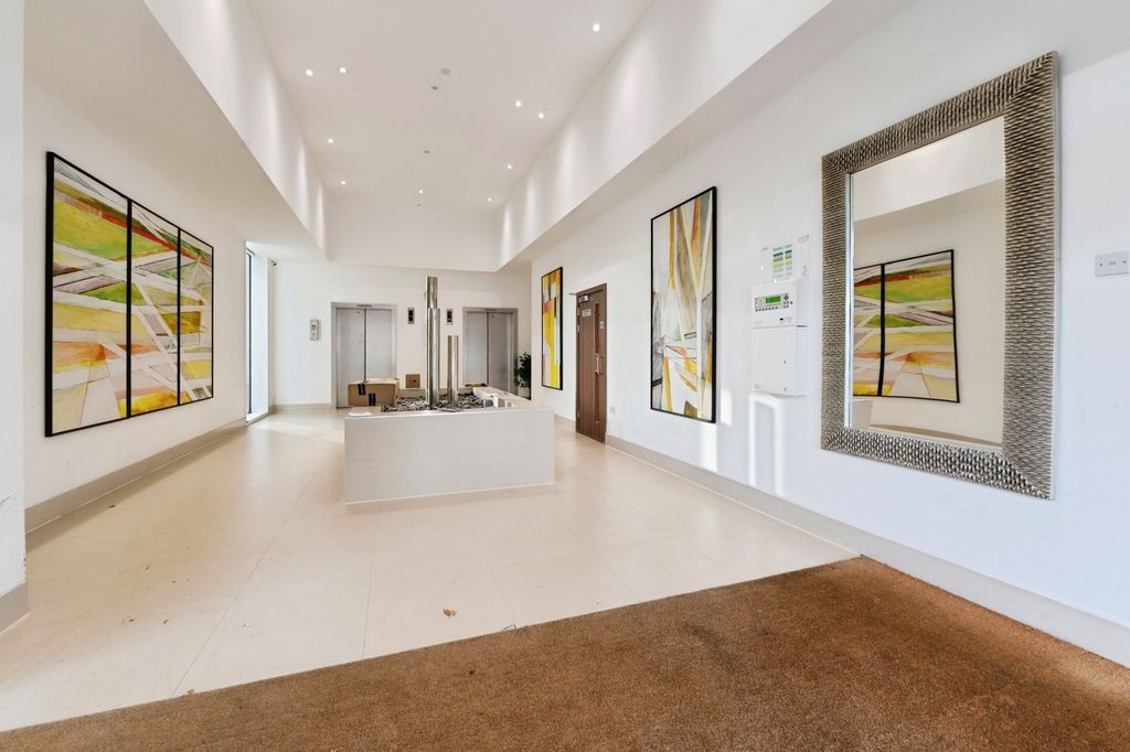 Property photo 3 of 10 Communal Entrance