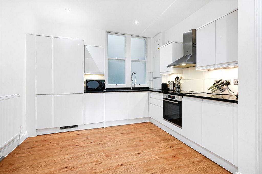 Property photo 3 of 9 Kitchen