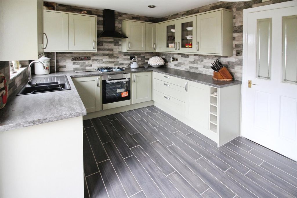 Property photo 3 of 14 Dining Kitchen