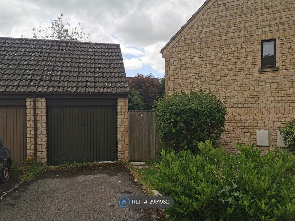 Property photo 3 of 17 Garage & Parking