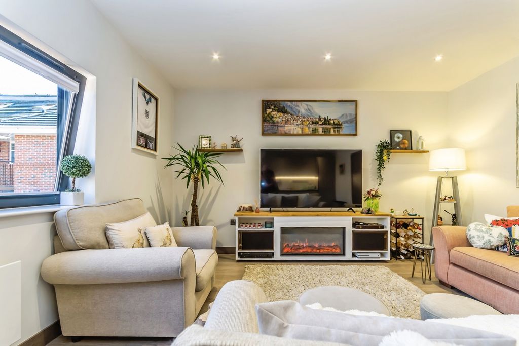 Property photo 2 of 16 Pbox-Img.Jpg