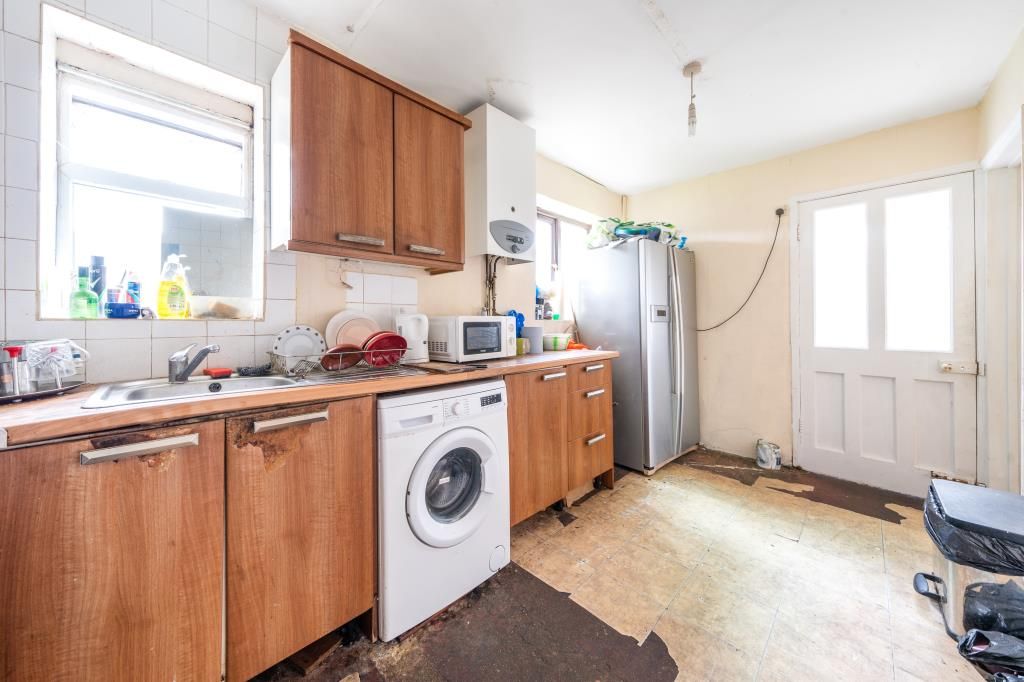 Property photo 3 of 11 Kitchen