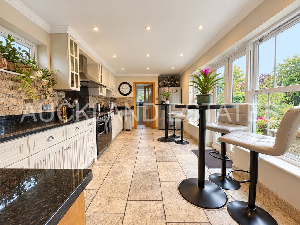 Property photo 3 of 37 Image00016