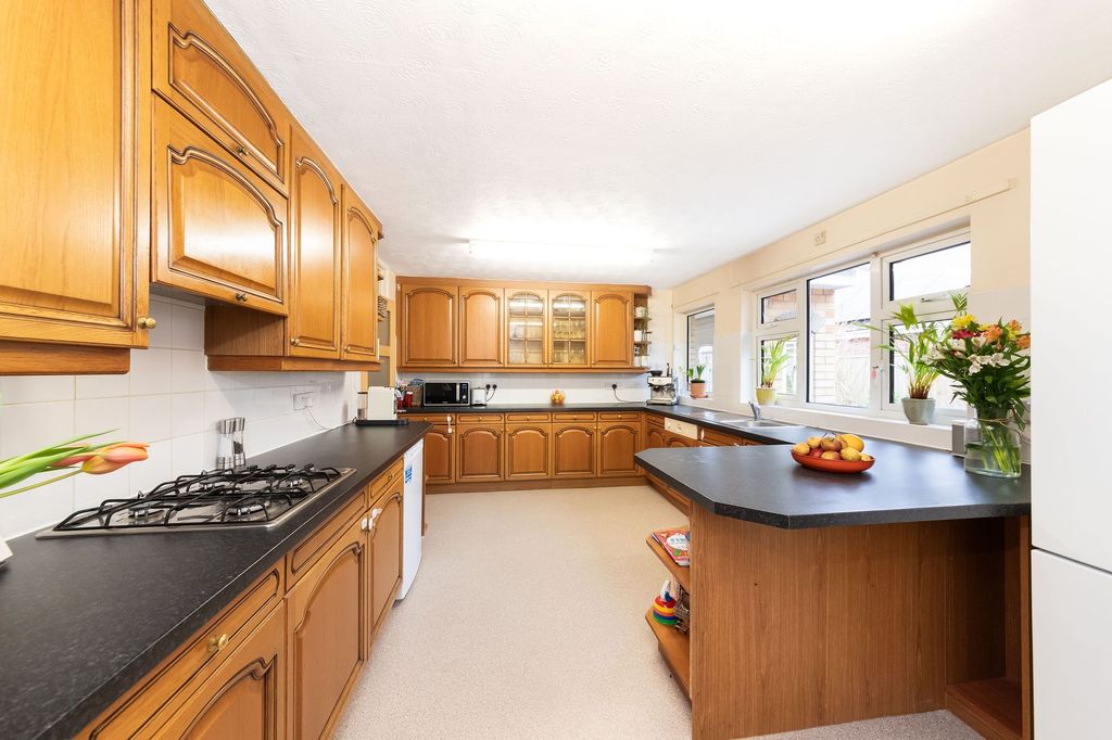 Property photo 2 of 33