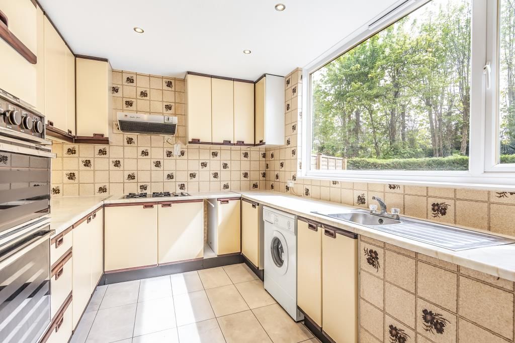 Property photo 3 of 10 Kitchen