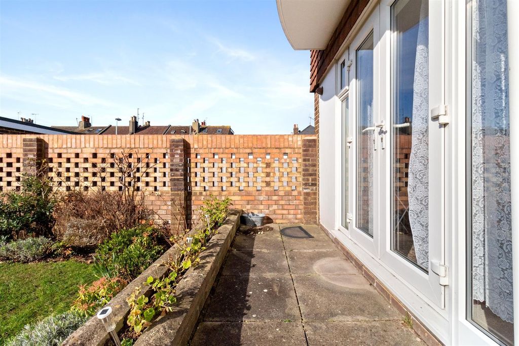 Property photo 2 of 17 24,Norfolk Court-012.Jpg