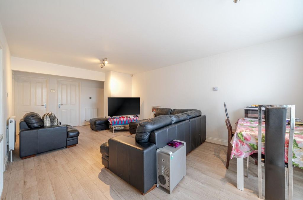 Property photo 2 of 10 Davidson Frost-Wellings,Dfw, Daneglen Court, Livin