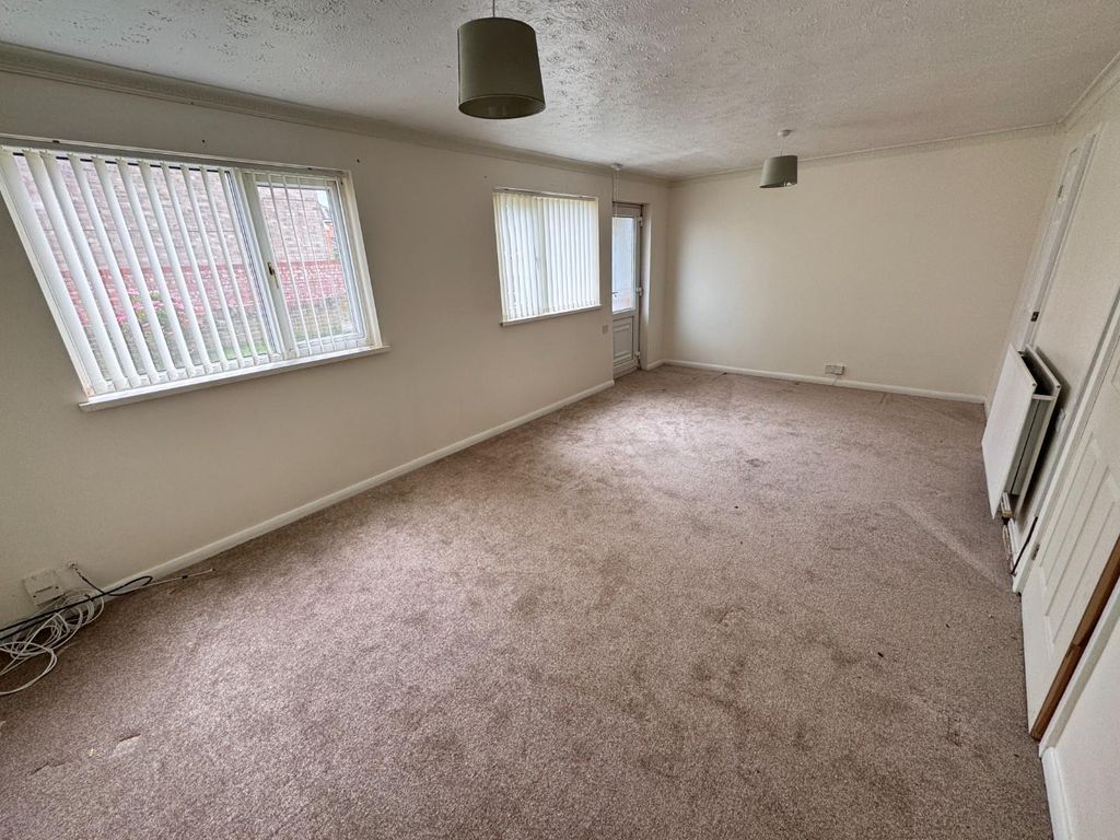Property photo 3 of 17 Lounge