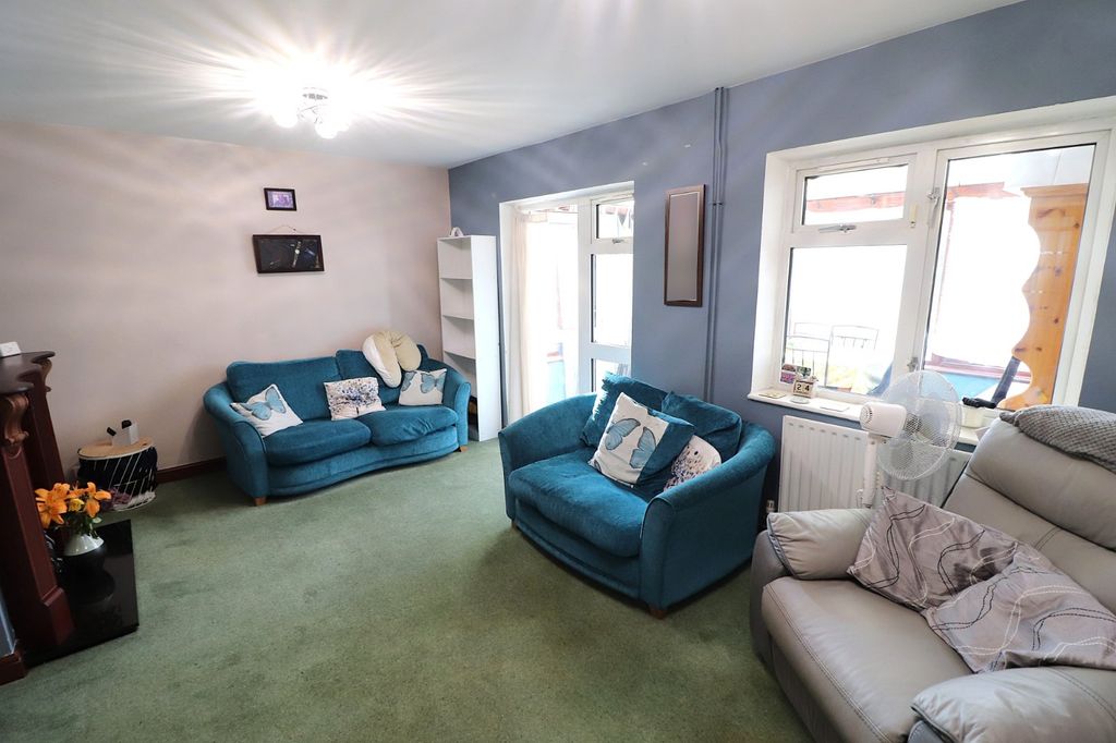 Property photo 2 of 12 Picture No. 17