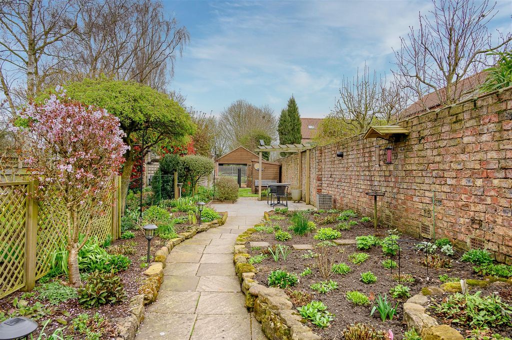 Property photo 2 of 28 Garden