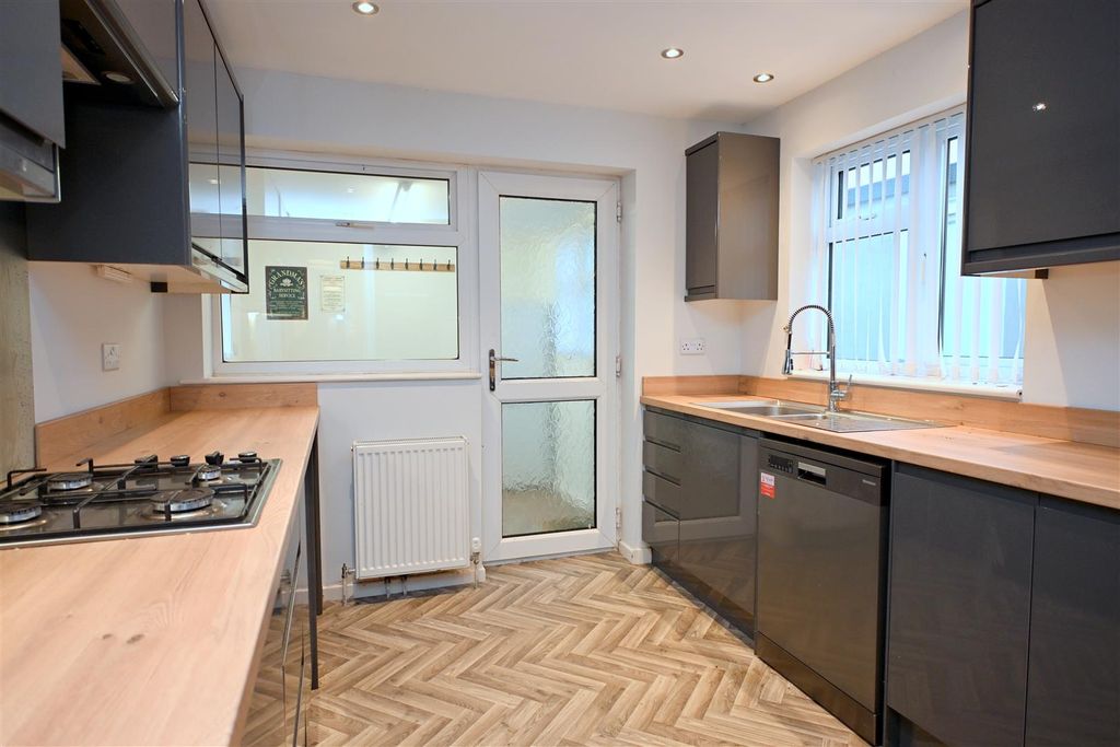 Property photo 2 of 17 Kitchen