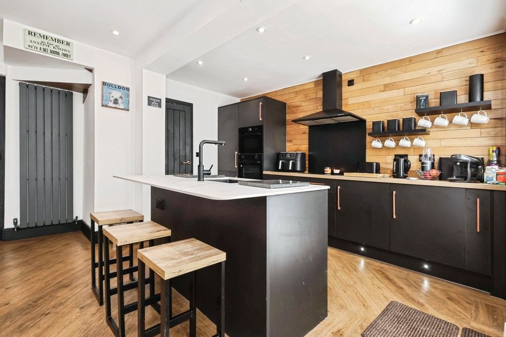 Property photo 2 of 16 Photo