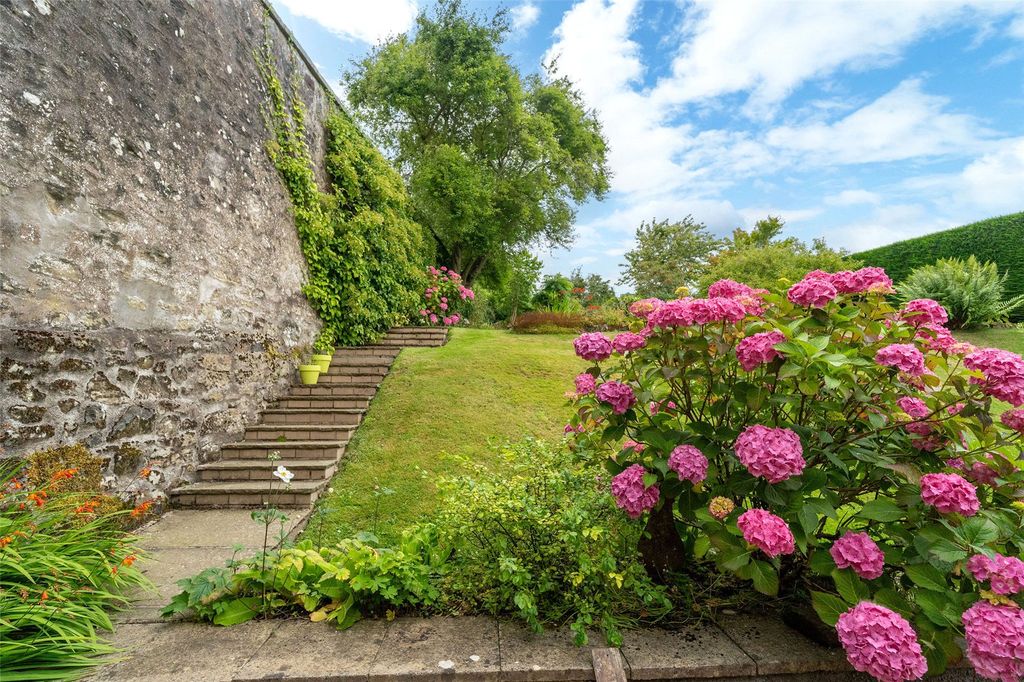 Property photo 2 of 48 Garden