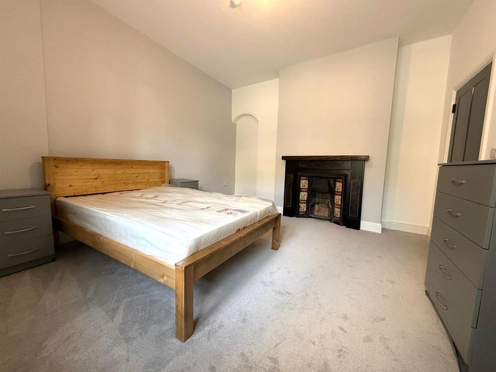Property photo 3 of 8 Bedroom.Jpg