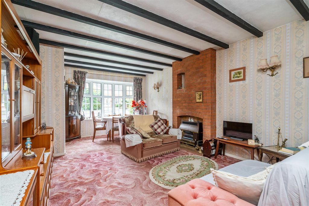 Property photo 3 of 12 17 Austrey Close_8.Jpg