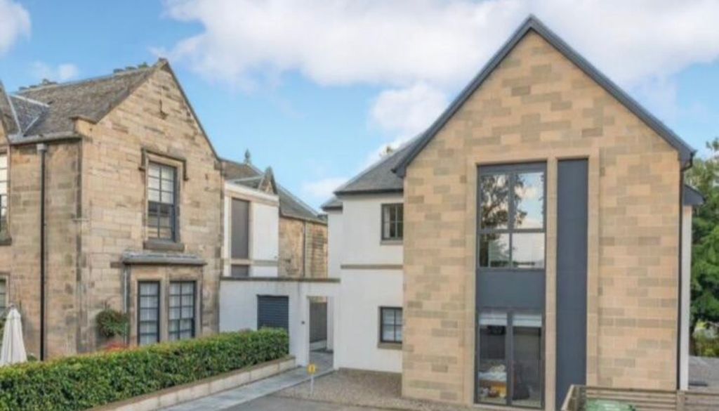 Property photo 2 of 33