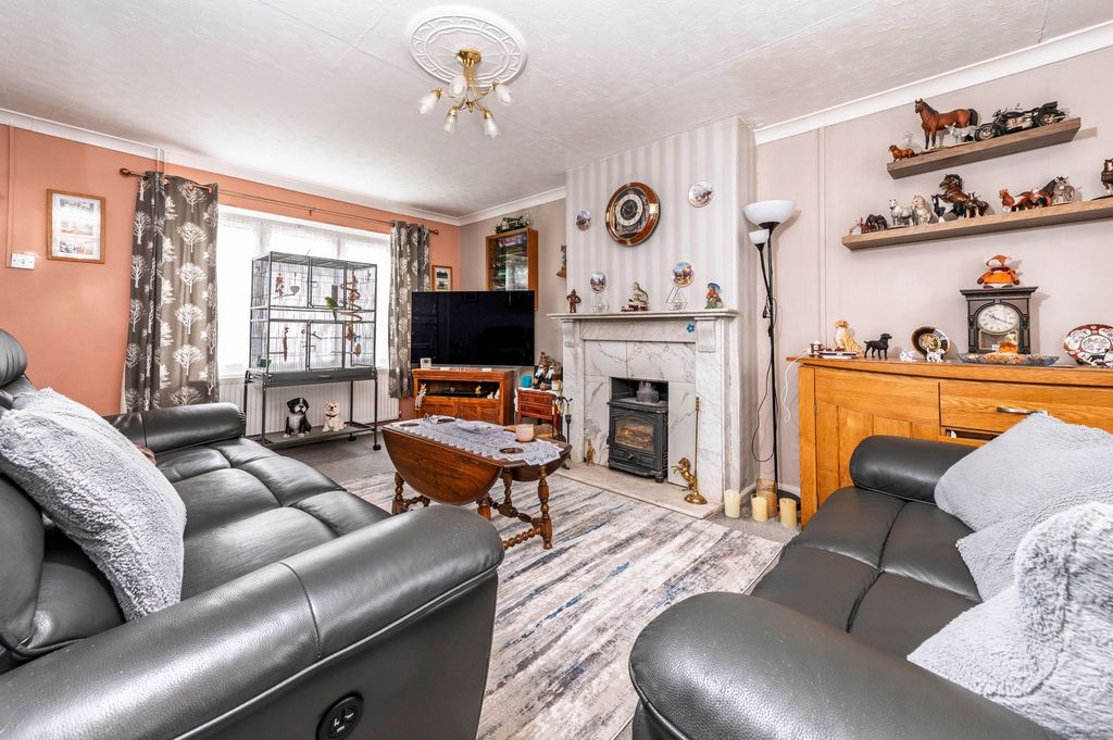 Property photo 3 of 17 Living Room