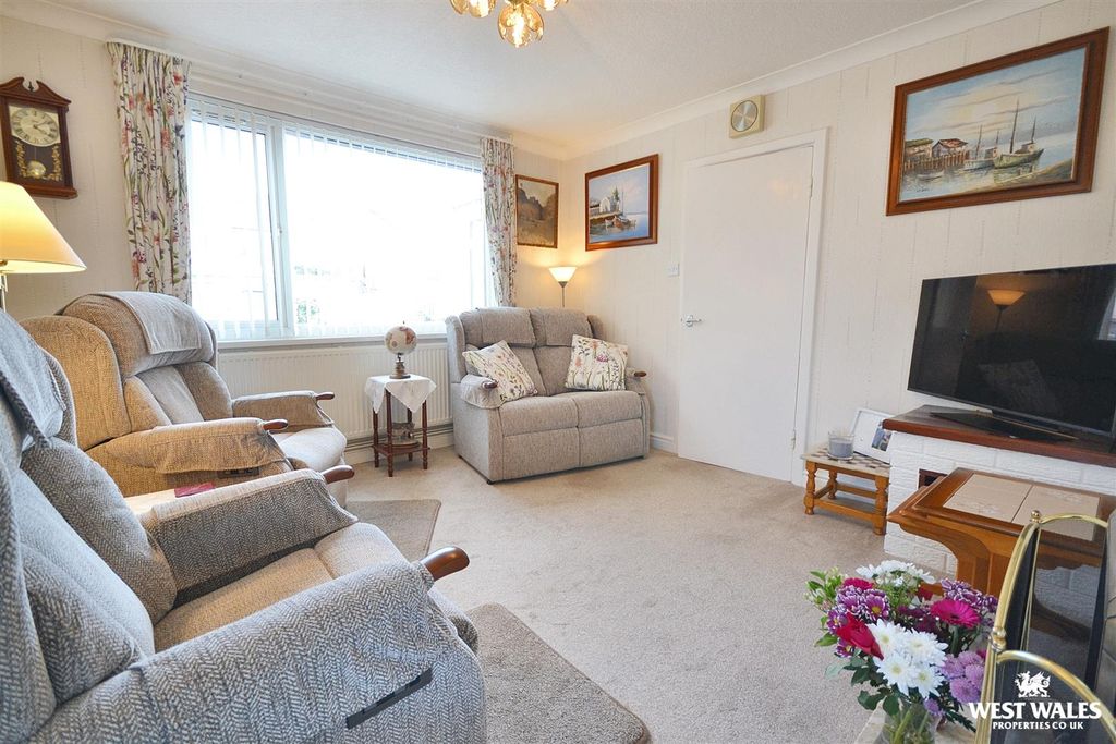 Property photo 3 of 21 Living Room