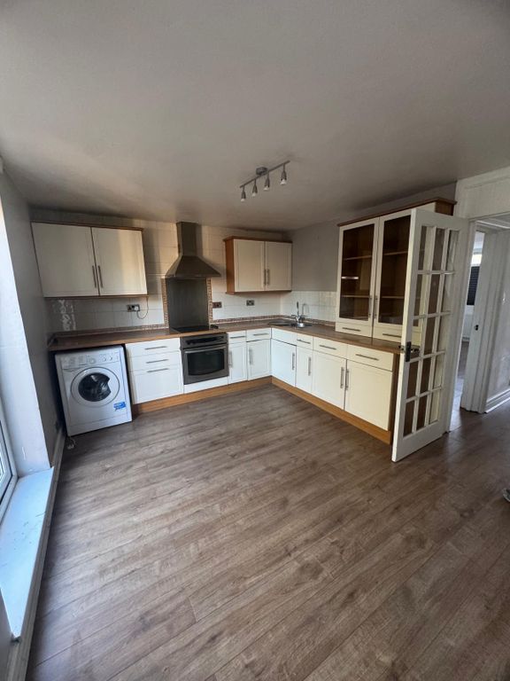 Property photo 1 of 13 A Lovely 4 Bedroom House Located In Harold Hill, Rm3