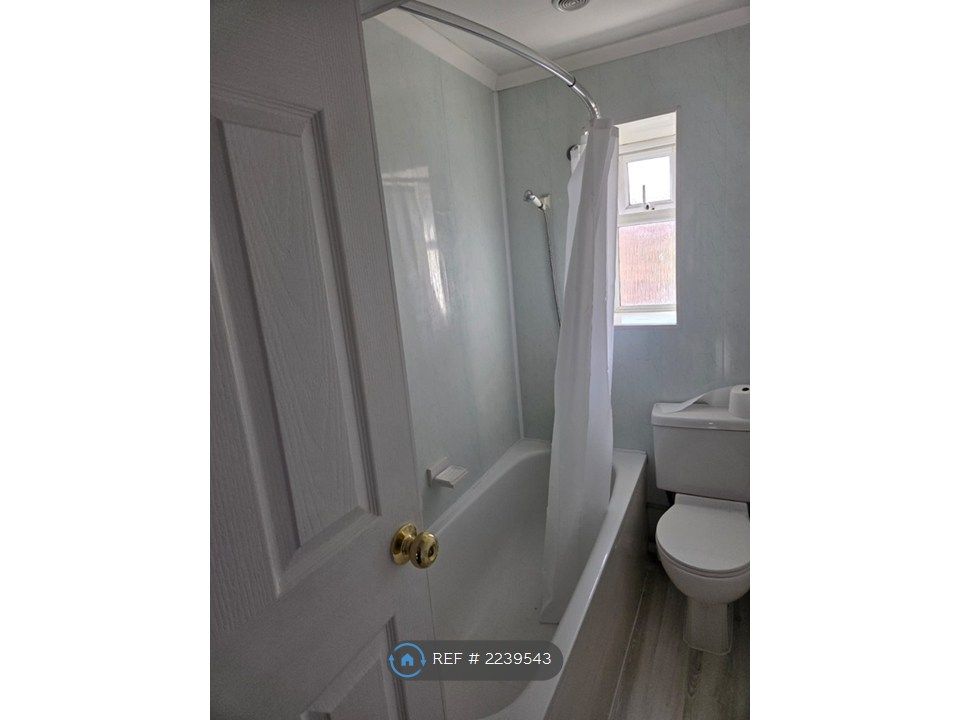 Property photo 2 of 9 Bathroom