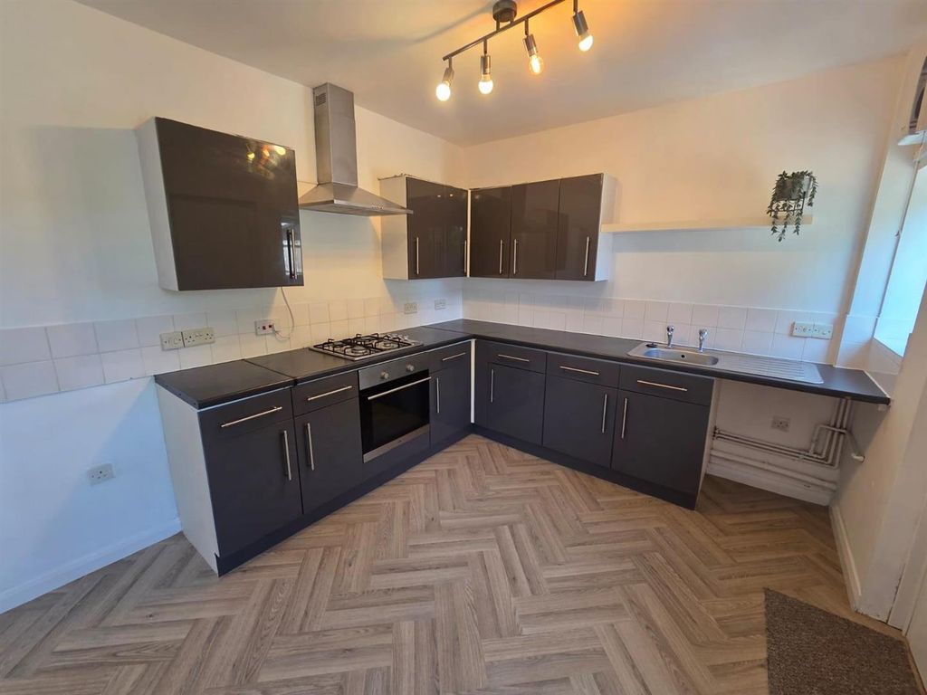 Property photo 3 of 8 Kitchen / Dining