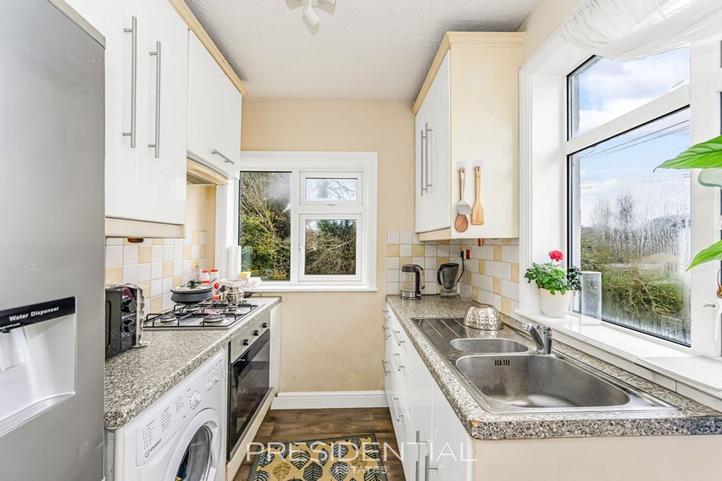 Property photo 3 of 10 Kitchen