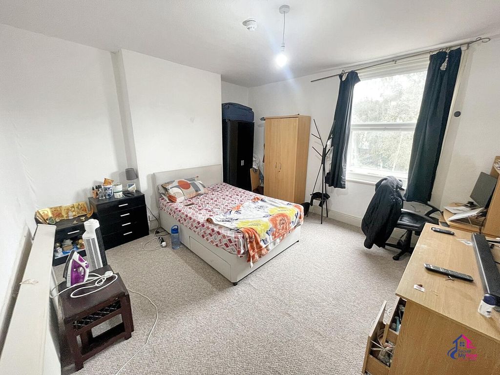 Property photo 3 of 10 Bedroom