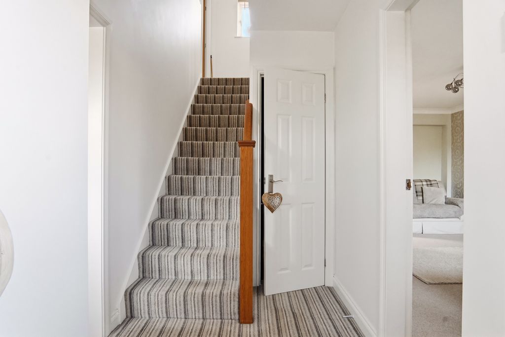 Property photo 3 of 34 Image006