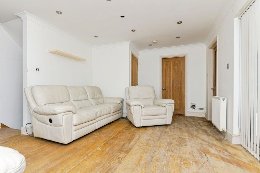 Property photo 3 of 21 Living Room