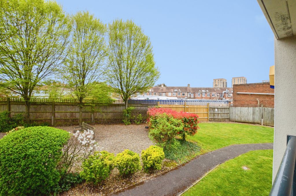 Property photo 3 of 24 Communal Gardens