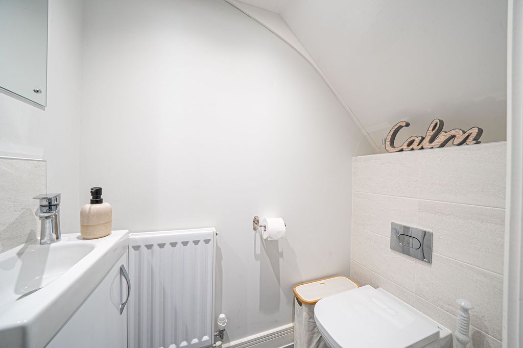 Property photo 2 of 21 Cloakroom