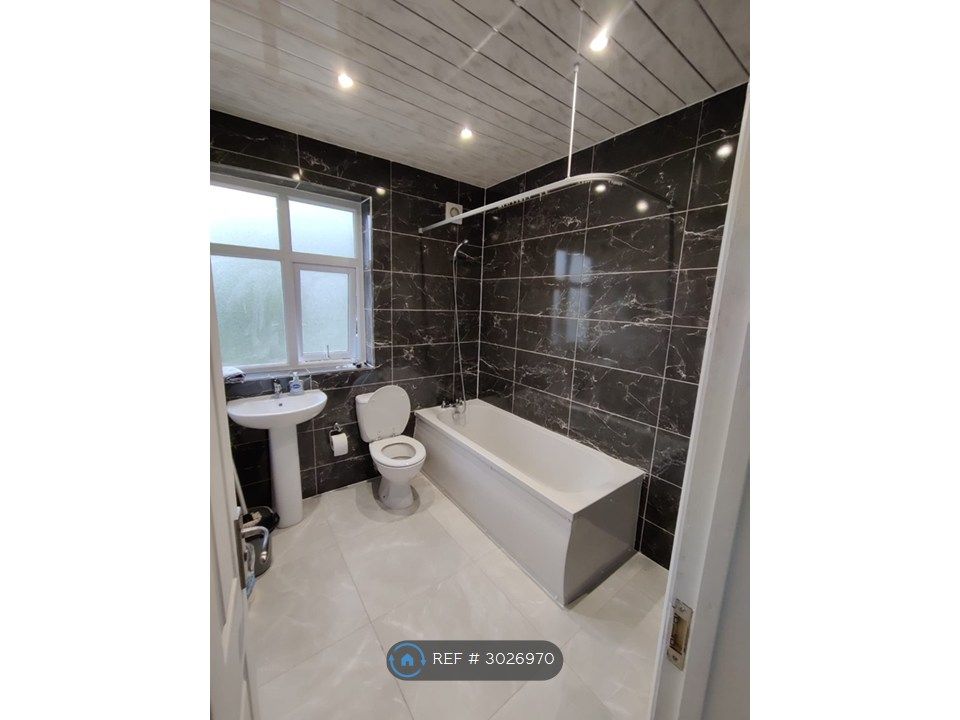Property photo 3 of 8 Upstairs Bathroom2