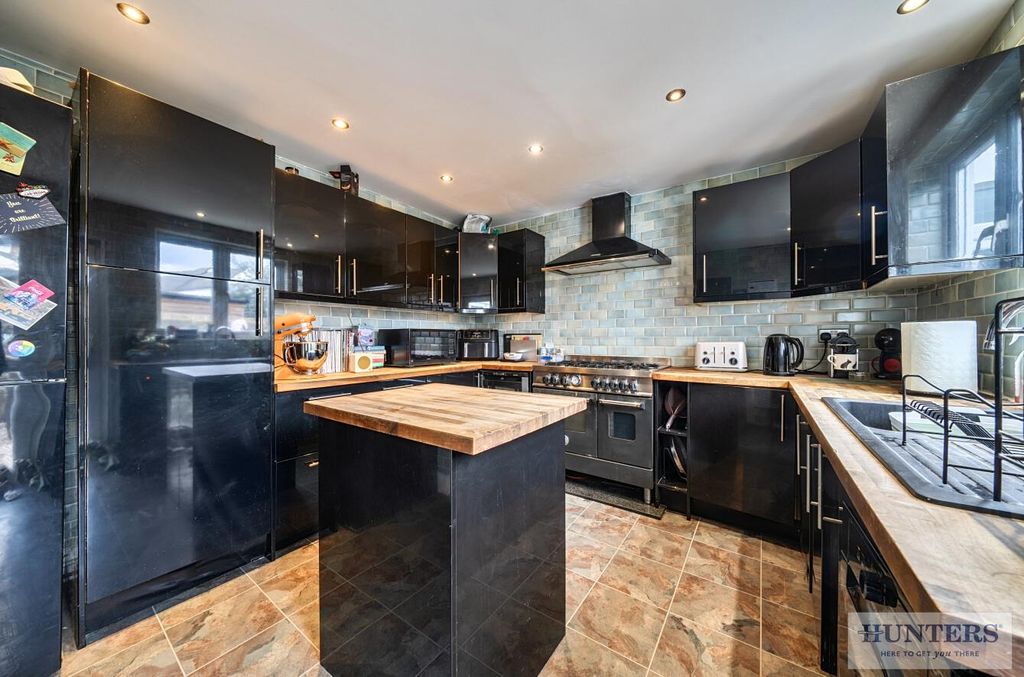 Property photo 3 of 19 Kitchen