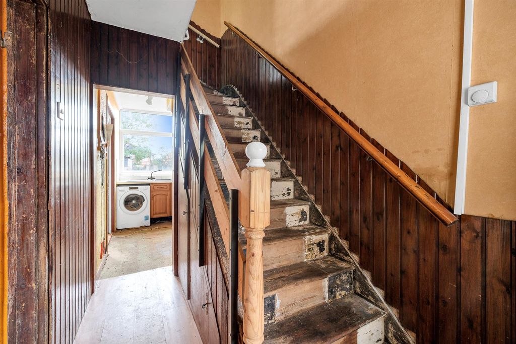 Property photo 3 of 17 Entrance Hall