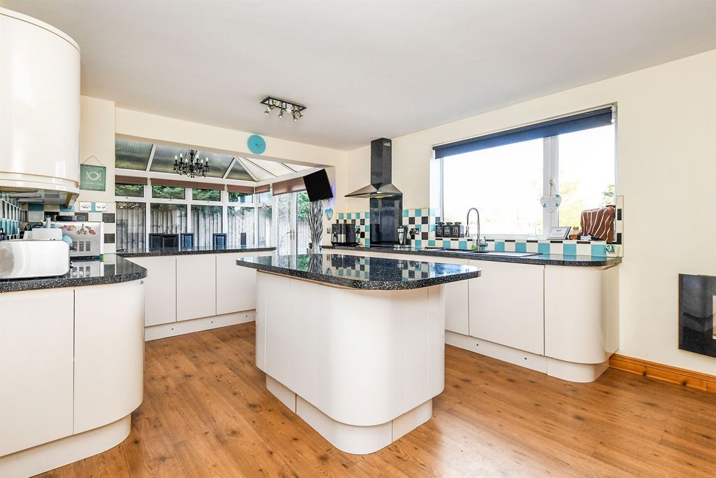 Property photo 3 of 15 Kitchen