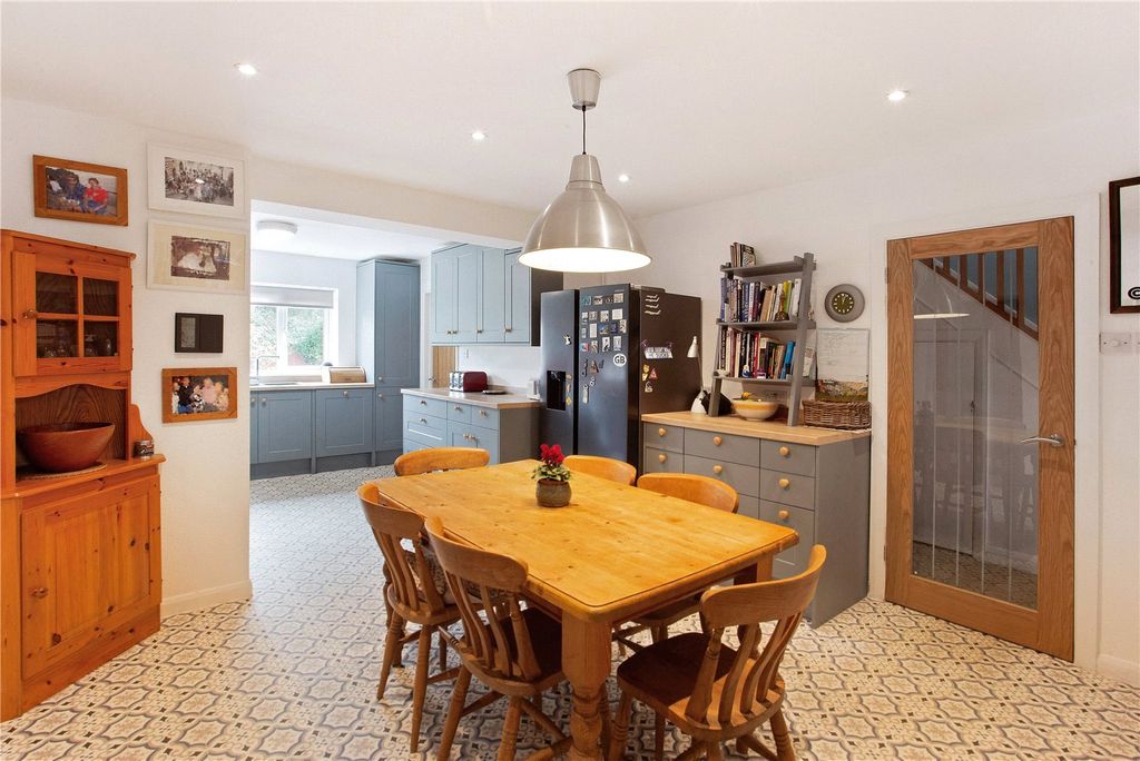 Property photo 3 of 11 Kitchen/Breakfast