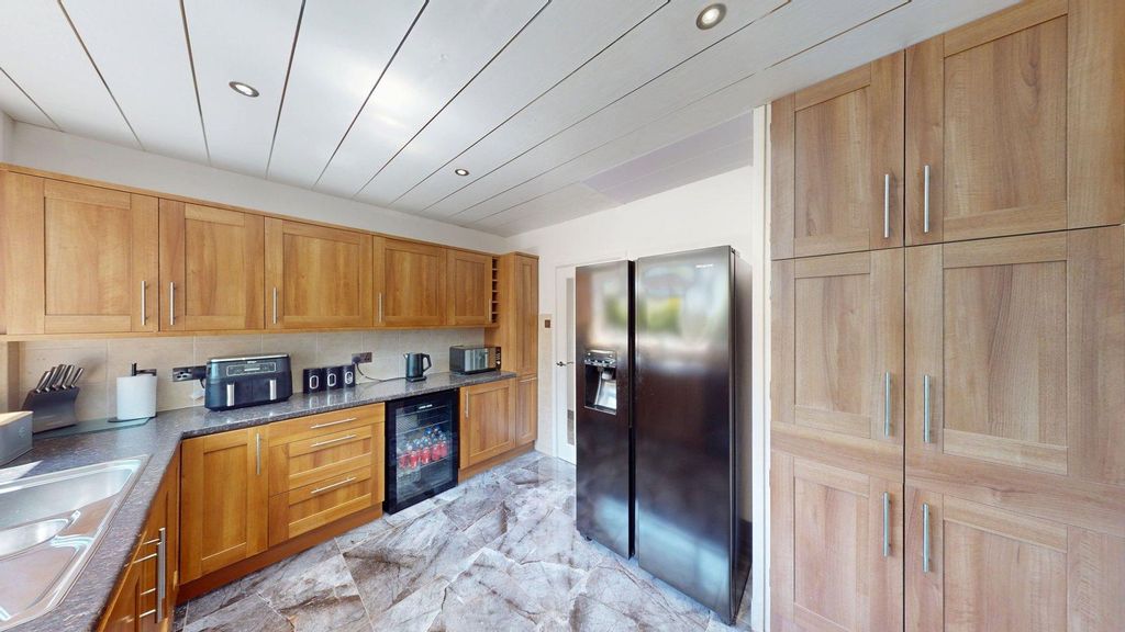 Property photo 3 of 25 Kitchen