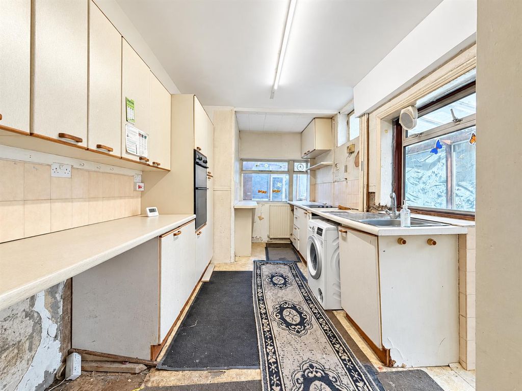 Property photo 3 of 12 Kitchen