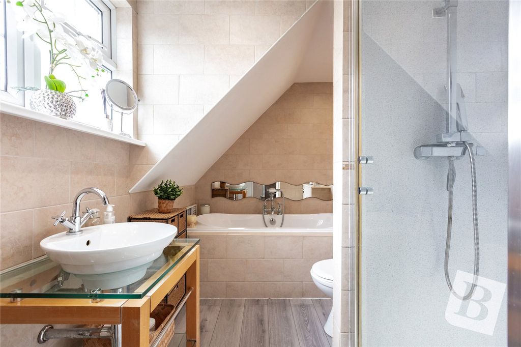 Property photo 1 of 18 Family Bathroom