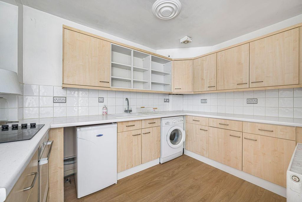 Property photo 3 of 19 Kitchen