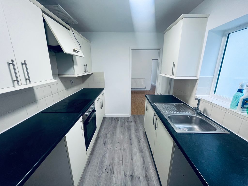 Property photo 1 of 8 Kitchen