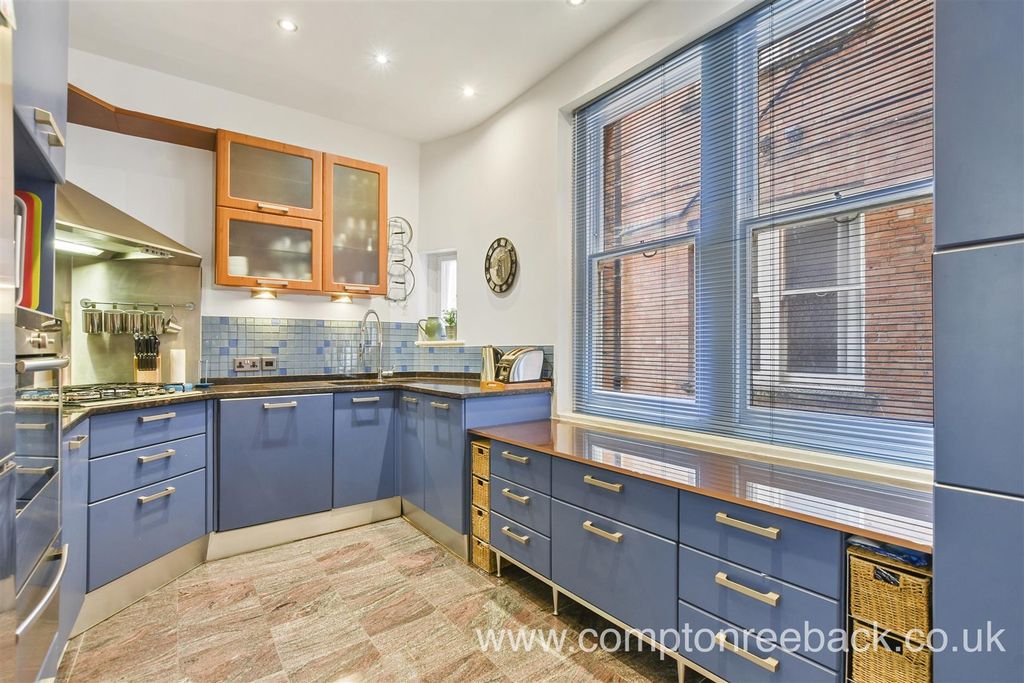Property photo 2 of 11 Kitchen